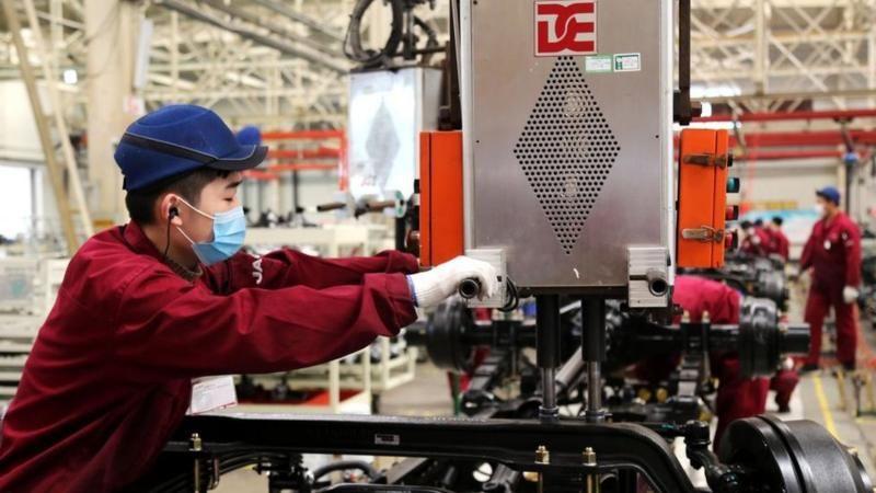 Funcionário operando máquina em uma fábrica