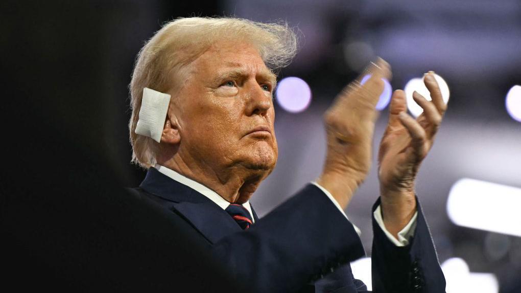 Donald Trump aplaude en el tercer día de la Convención Nacional Republicana, en Milwaukee, Wisconsin, el 17 de julio de 2024.