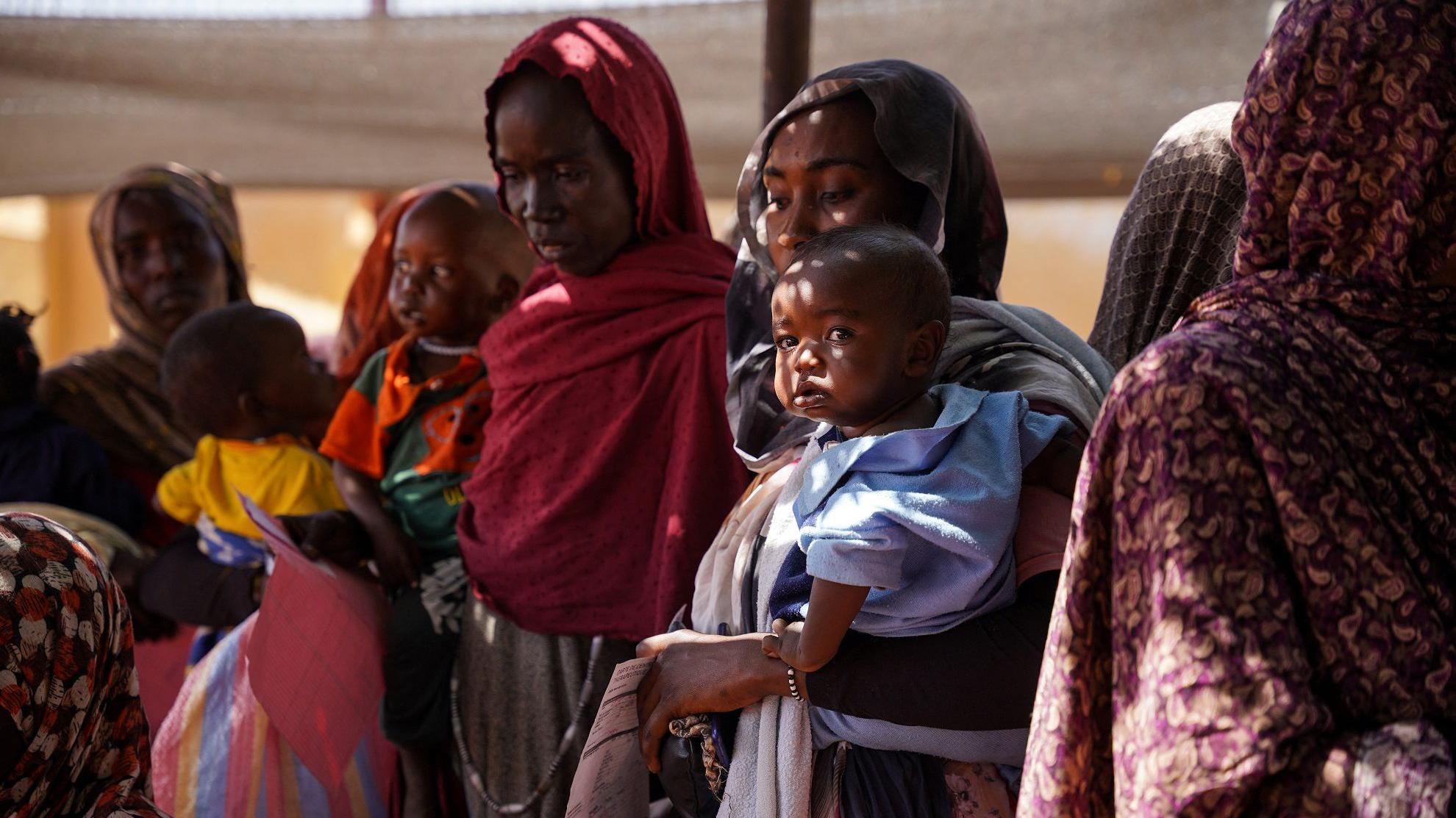 نساء وأطفال في مخيم زمزم للنازحين، بالقرب من الفاشر في شمال دارفور، السودان. 