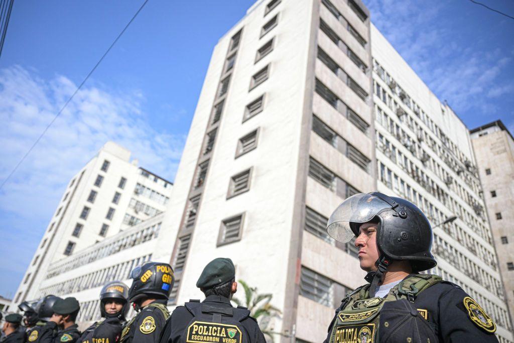 Policía frente a la Fiscalía de la Nación de Perú