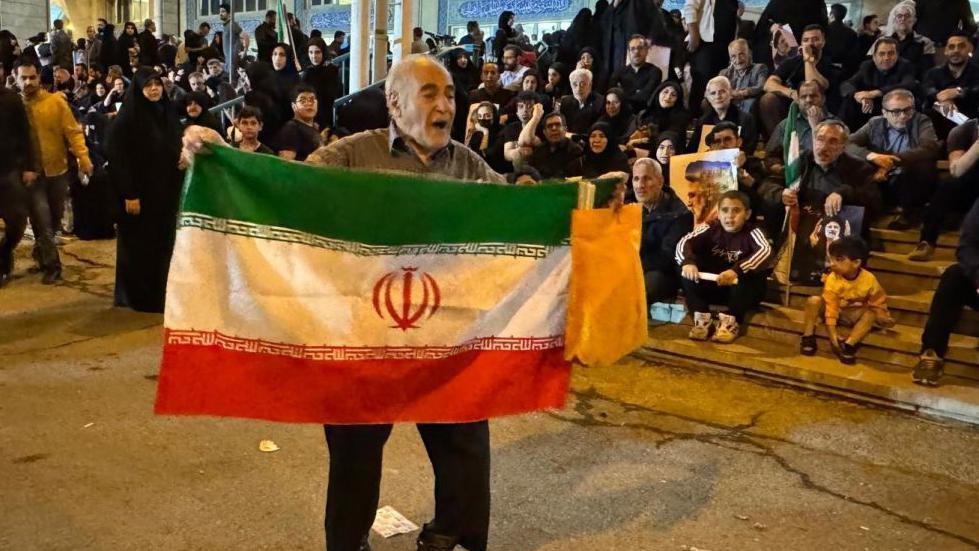 Crowds gather ahead of Iranian presidents funeral