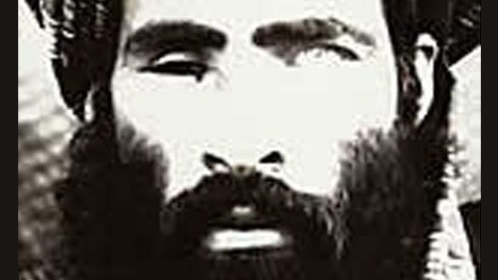 Se cree que el líder talibán sufrió una herida de metralla en el ojo derecho en la década de 1980.