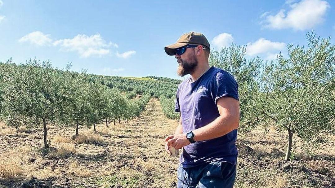 Tomy Rohde en medio de una plantación de olivos