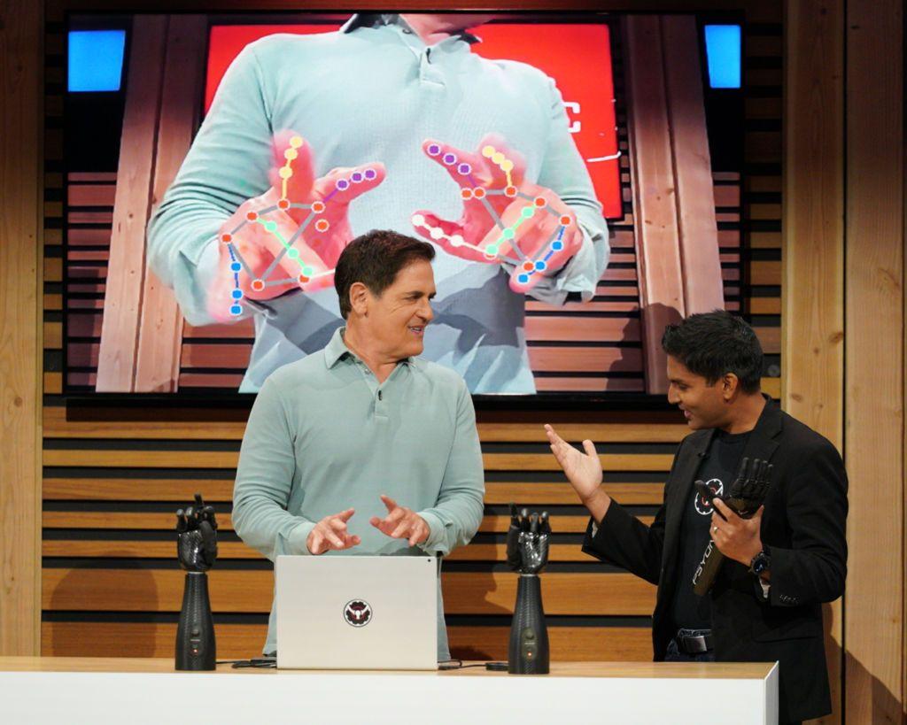 Mark Cuban com um participante durante um dos episódios de Shark Tank em 13 de setembro de 2023