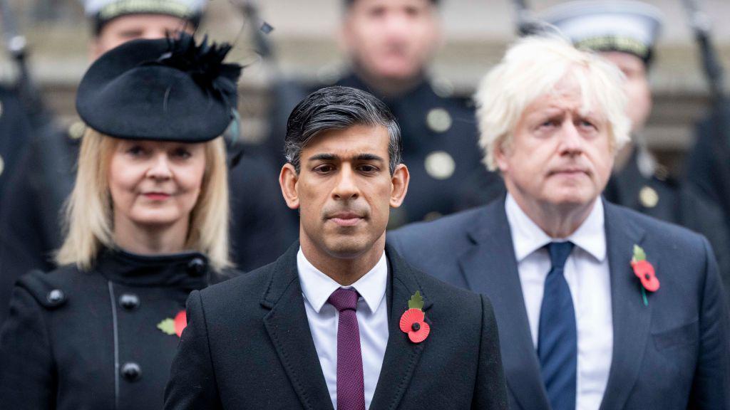 El primer ministro Rishi Sunak, Boris Johnson y Liz Truss en un acto oficial.