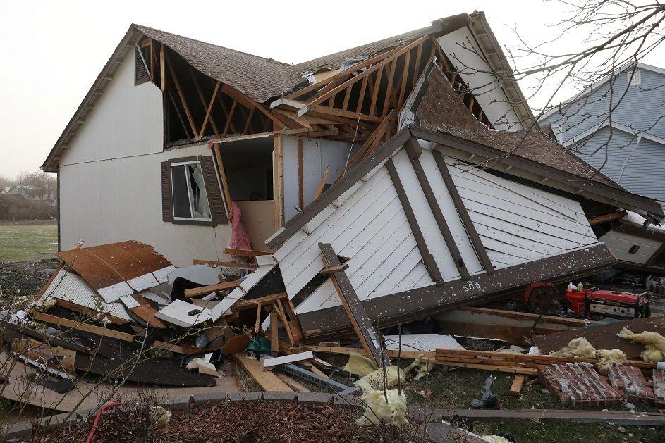 Sebuah rumah hancur diterjang tornado di Florissant, Missouri, Sabtu (15/03).