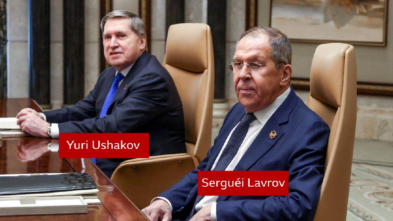 Dos negociadores rusos, de izquierda a derecha, Yuri Ushakov y Serguéi Lavrov