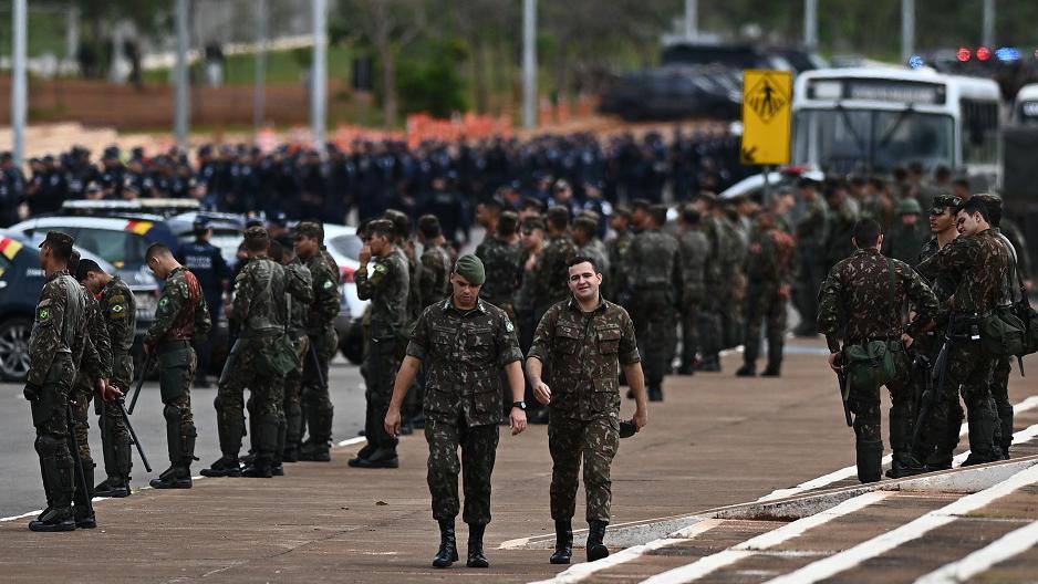 Militares em frente à Praça dos Cristais em 9 de janeiro de 2023