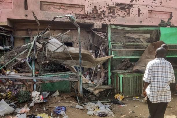 محلات مدمرة في سوق بالخرطوم