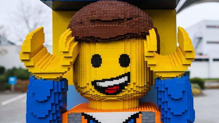Muñeco de Lego del tamaño de una persona en el parque temático de Legoland.