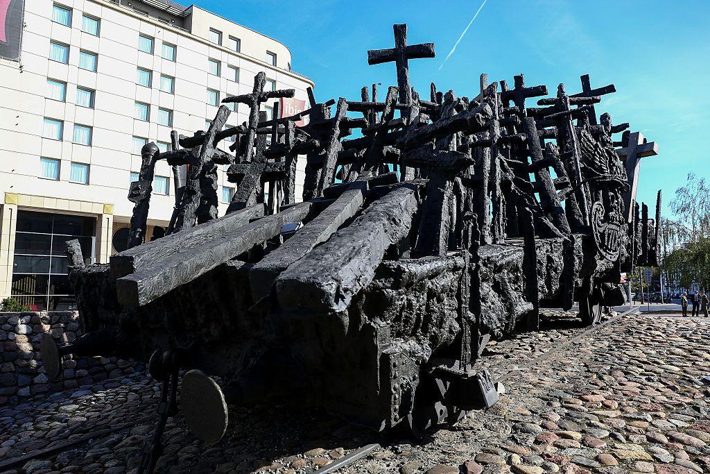 Пам'ятник жертвам радянського режиму у Варшаві 