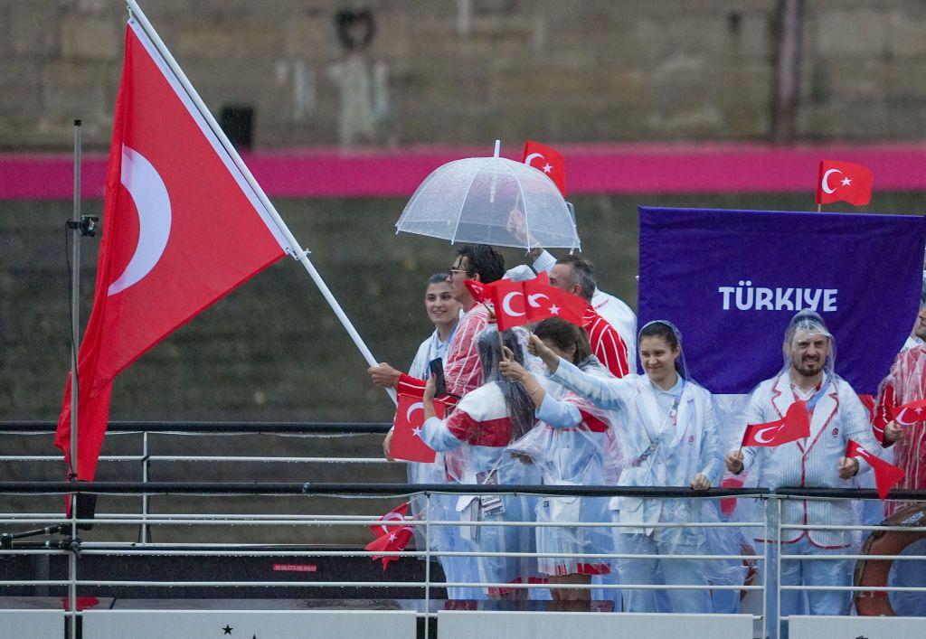 Türkiye kafilesinin geçişi de alfabe sırasına göre sonlardaydı. Yağmurun hızını gözlerin kısıklığından anlayabiliyoruz.