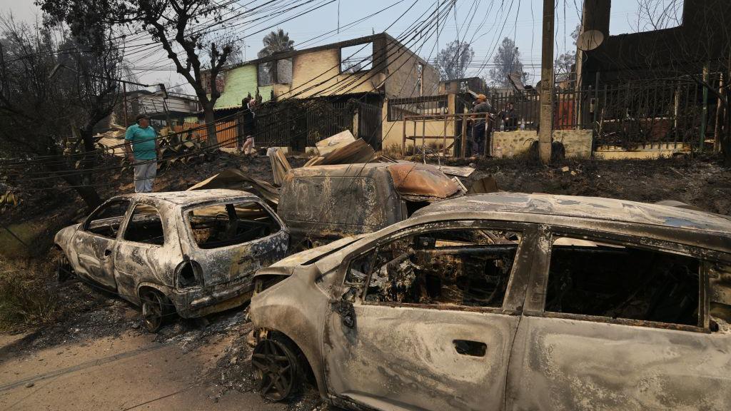 Veículos e casas queimadas na comuna de Los Olivos, em Viña del Mar