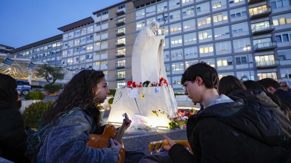 Católicos en una vigilia en el hospital Gamelli