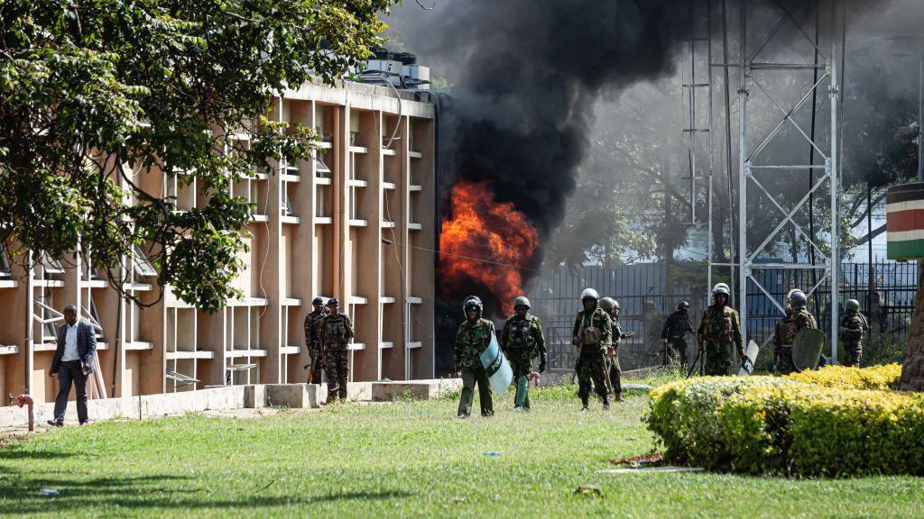 Edifício em chamas durante protestos em Nairóbi