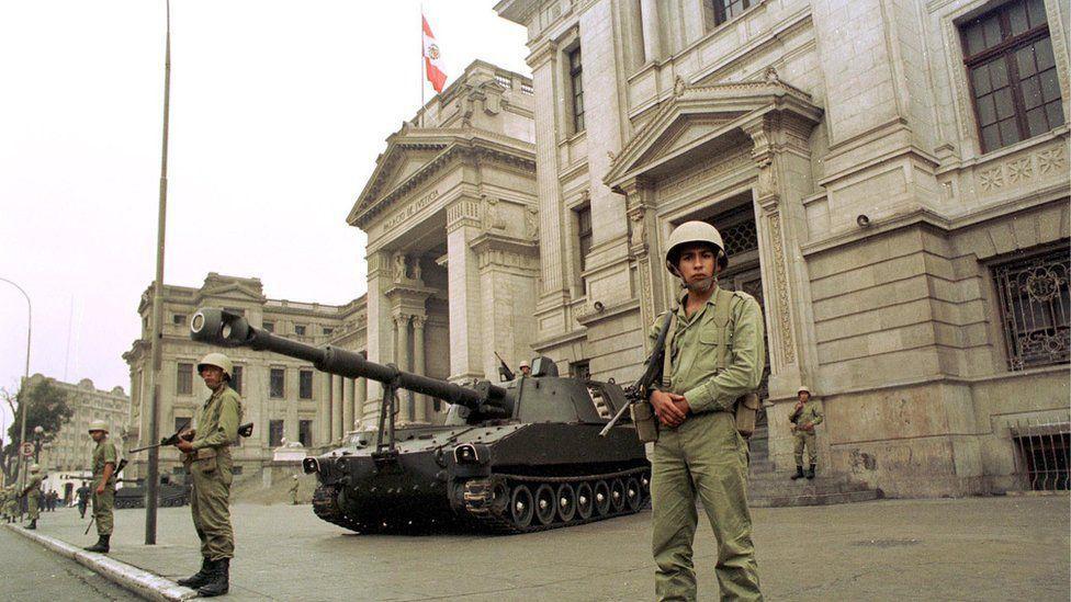 Soldados e tanques em frente ao Palácio de Justiça em Lima 