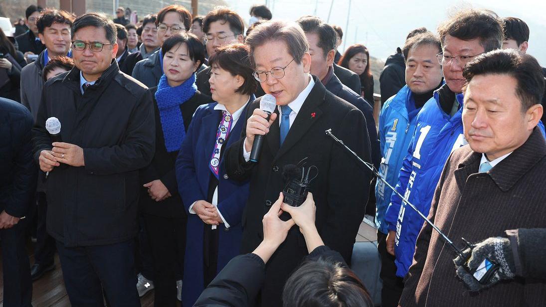 Lee Jae-Myung menghadiri sebuah konferensi pers di Busan bagian selatan pada Selasa (02/01) pagi.