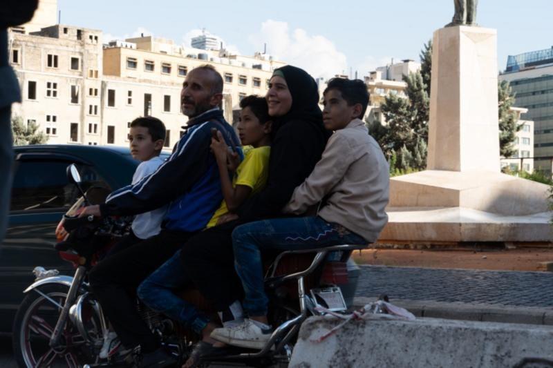 Una familia que huyó en una moto del sur de Líbano