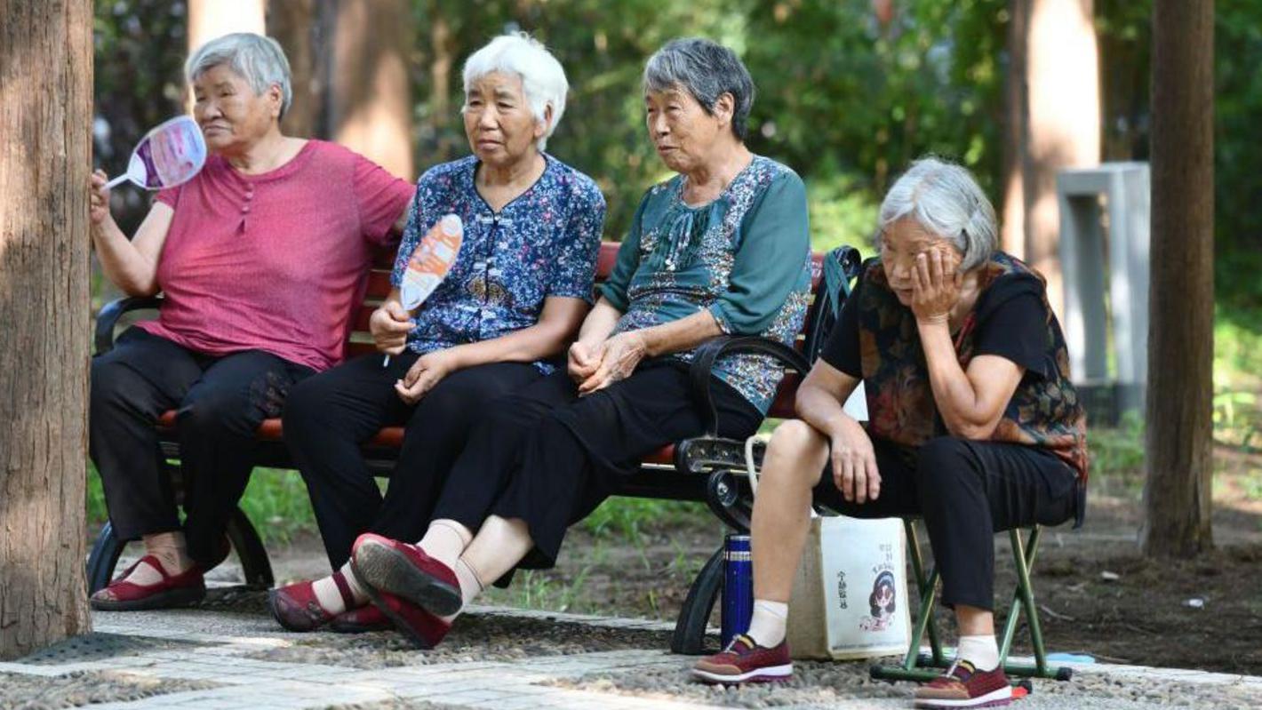 Mujeres asiáticas en un banco de un parque 