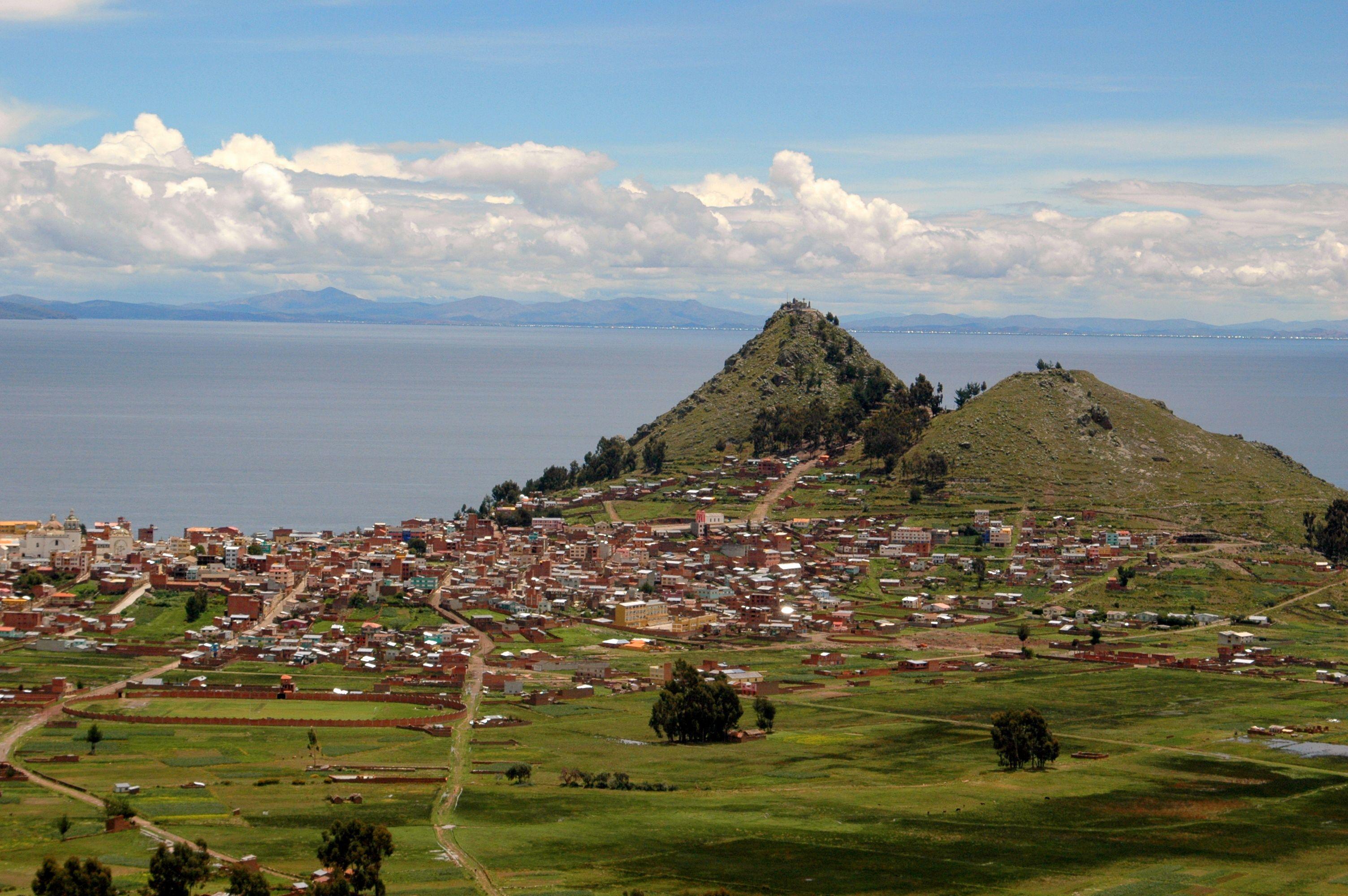 Vista de Copacabana junto al lago Titicaca.