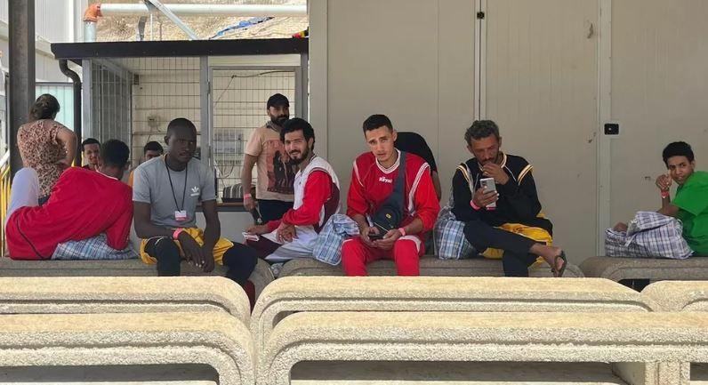 مجموعة من المهاجرين الأفارقة والعرب في مخيم الاستقبال بجزيرة لامبيدوزا الإيطالية