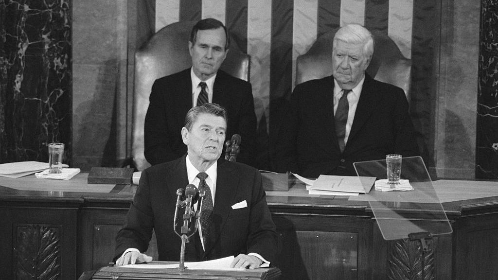 Ronald Reagan pronuncia el discurso sobre el Estado de la Unión en el Capitolio de EE.UU. el 26 de enero de 1982. 