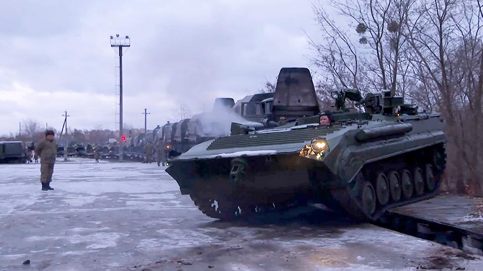 Tropas rusas descargan tanques de un tren después de llegar a Bielorrusia. Crédito: Getty Images