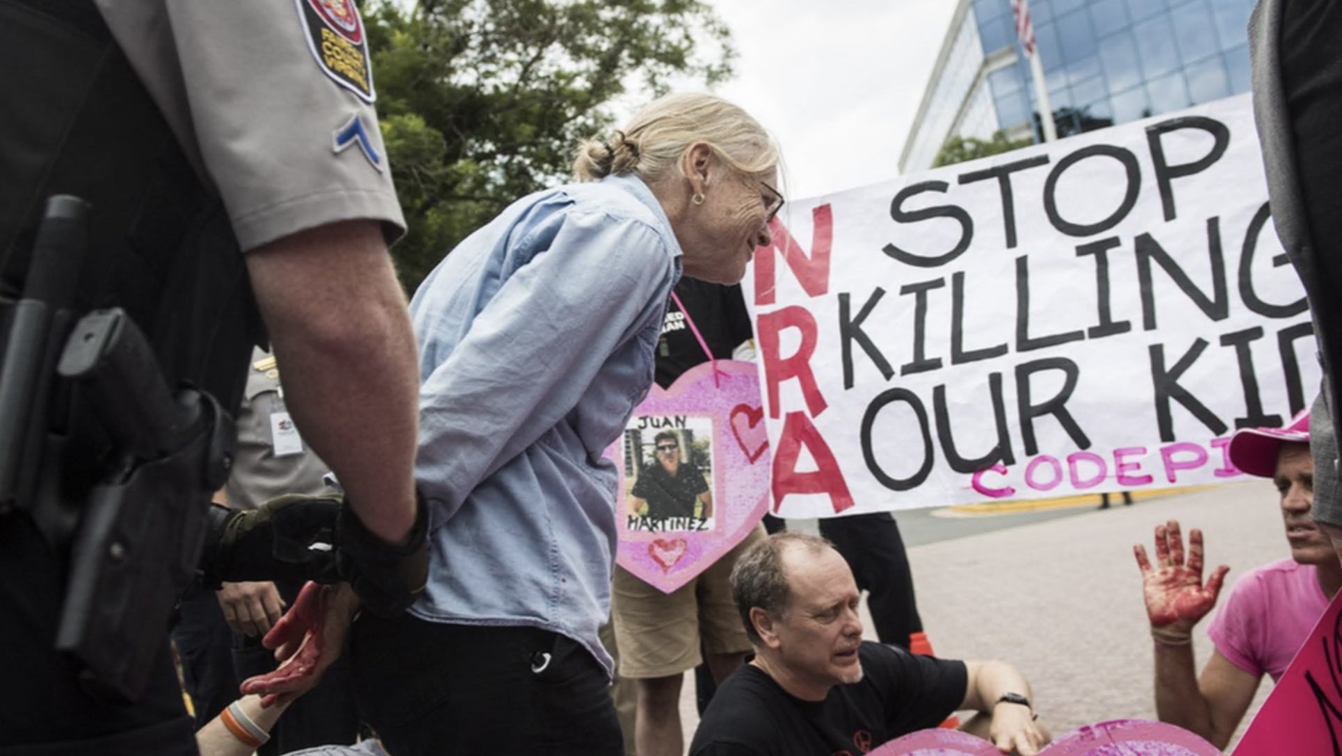 Uma mulher sendo presa durante um protesto do lado de fora da sede da NRA em Fairfax, Virgínia, em 2016