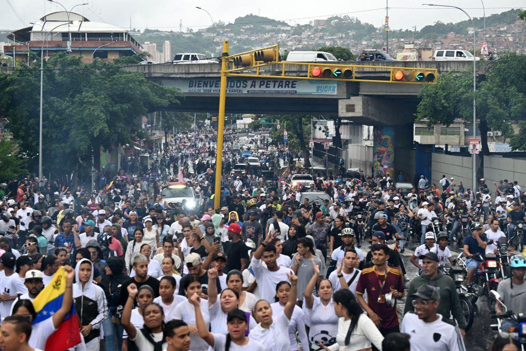 Pessoas protestando em Petare