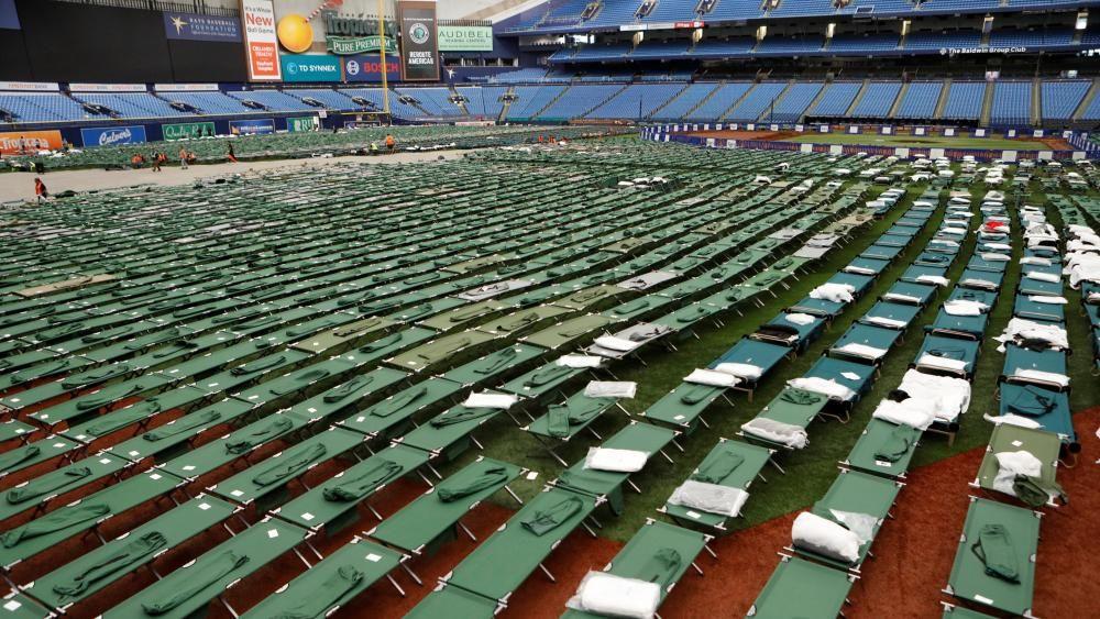 Camas no Tropicana Field, que foi aberto para residentes do condado de Pinellas que precisavam de abrigo antes da chegada do furacão Milton, em São Petersburgo, Flórida