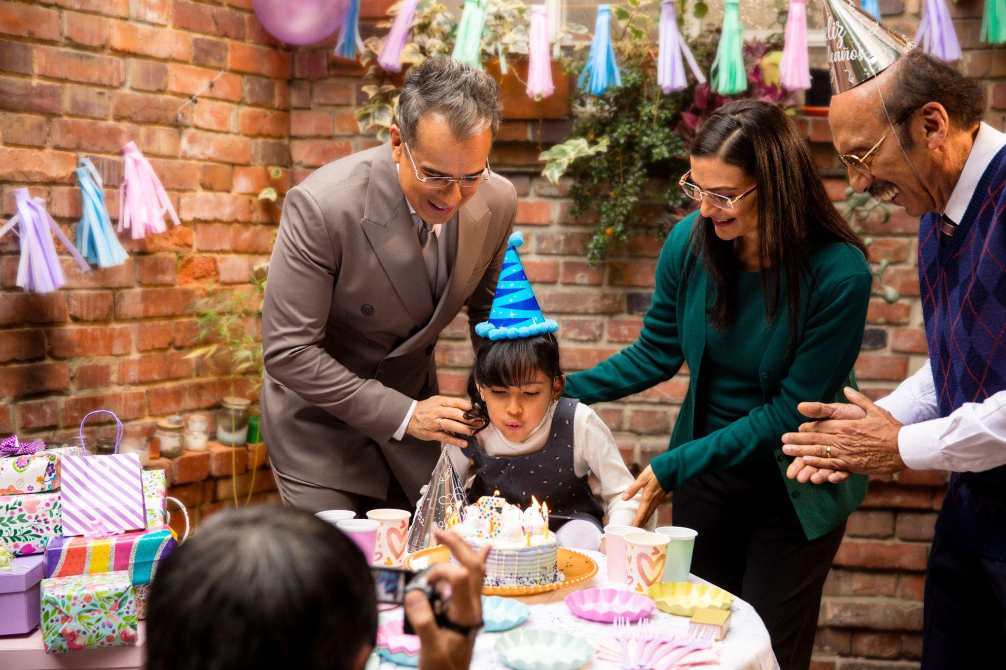 imagen de la serie "Betty, la fea: la historia continúa" en la que aparecen los protagonistas Betty y Armando junto a su hija celebrando un cumpleaños. 