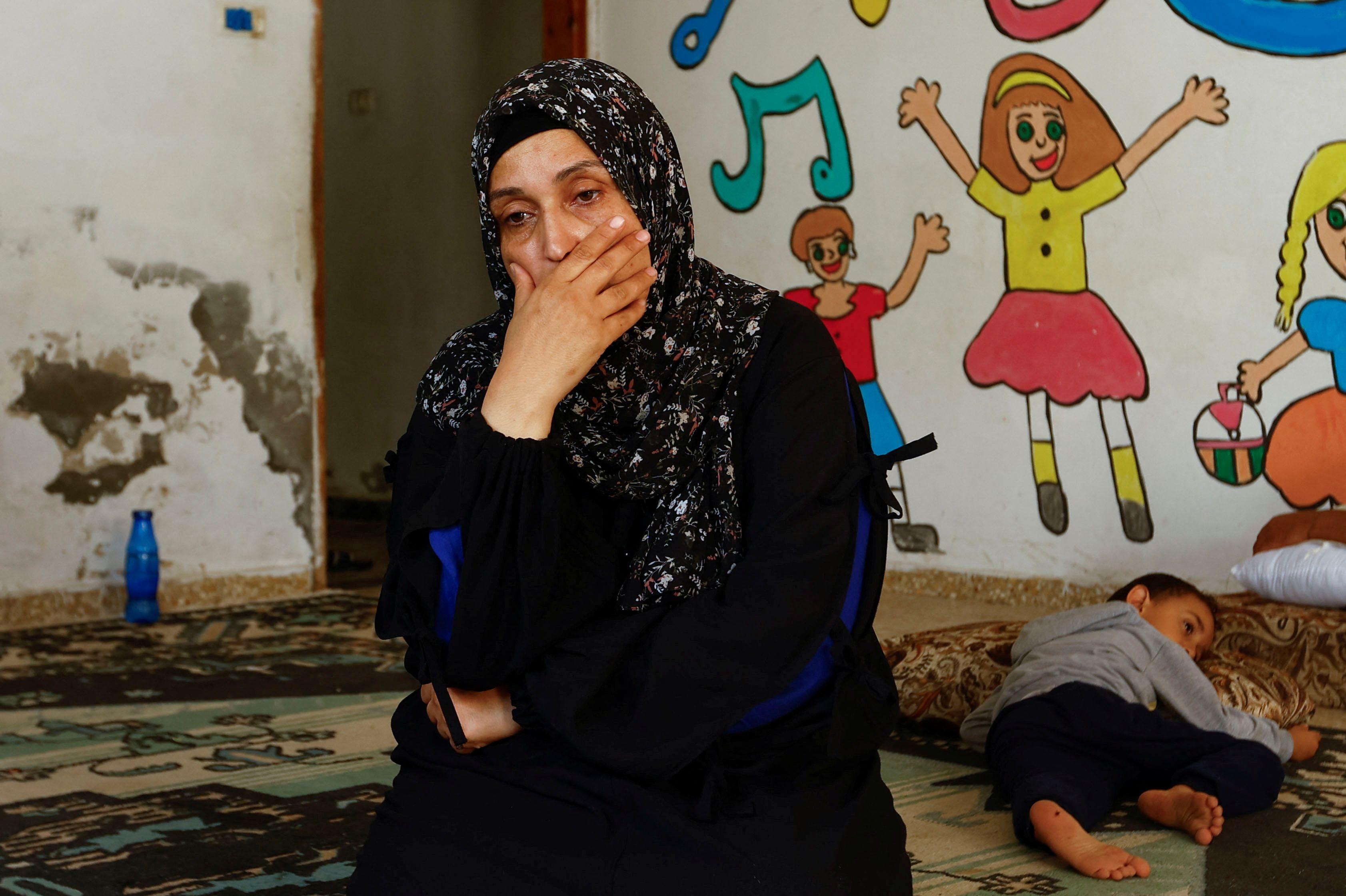 Una mujer en un salón de una escuela de Rafah habilitada como refugio