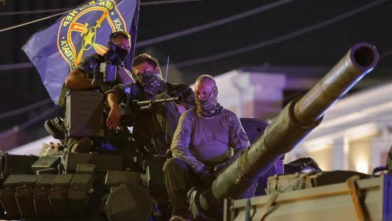 Mercenarios de Wagner sobre un tanque.