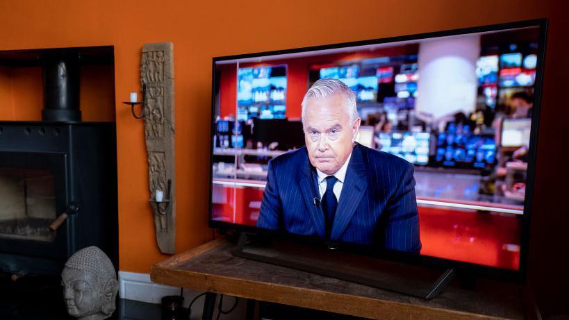 Imagen de Huw Edwards en televisión