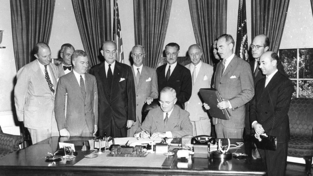 O presidente Harry S. Truman (1884 - 1972) assinou o Tratado do Atlântico Norte que marcou o início da OTAN