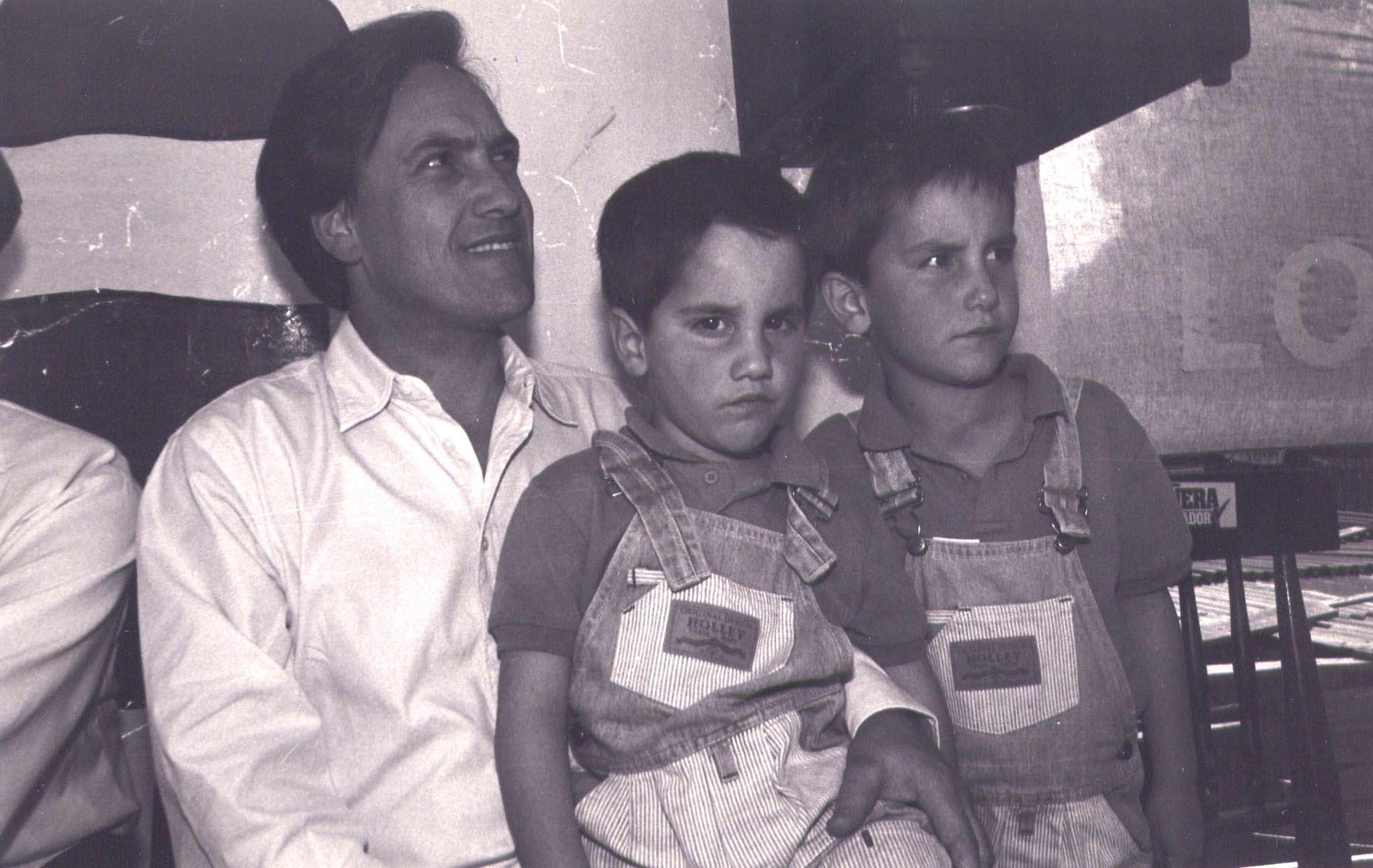 Sebastián Piñera con sus hijos Sebastián y Cristóbal cuando eran niños.