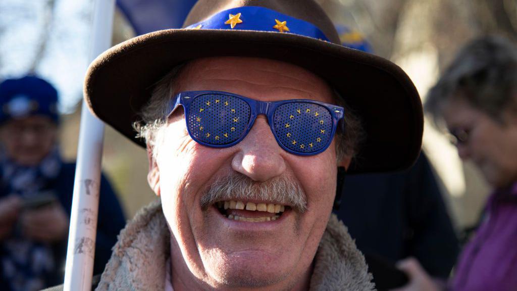 Un hombre lleva unas gafas con la bandera de la Unión Europea.