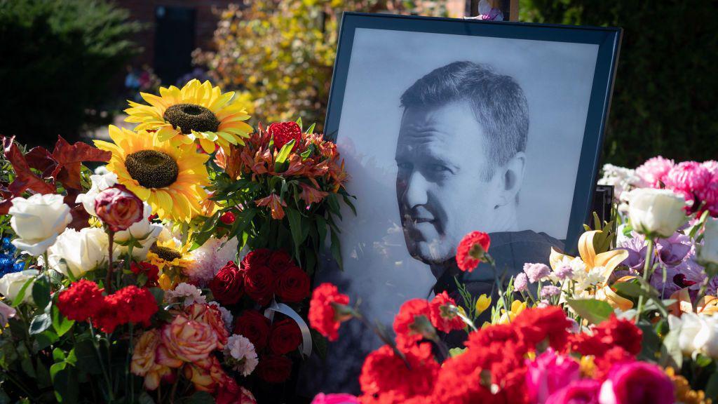 Un retrato del fallecido Alexei Navalny colocado entre flores durante una manifestación en Berlín