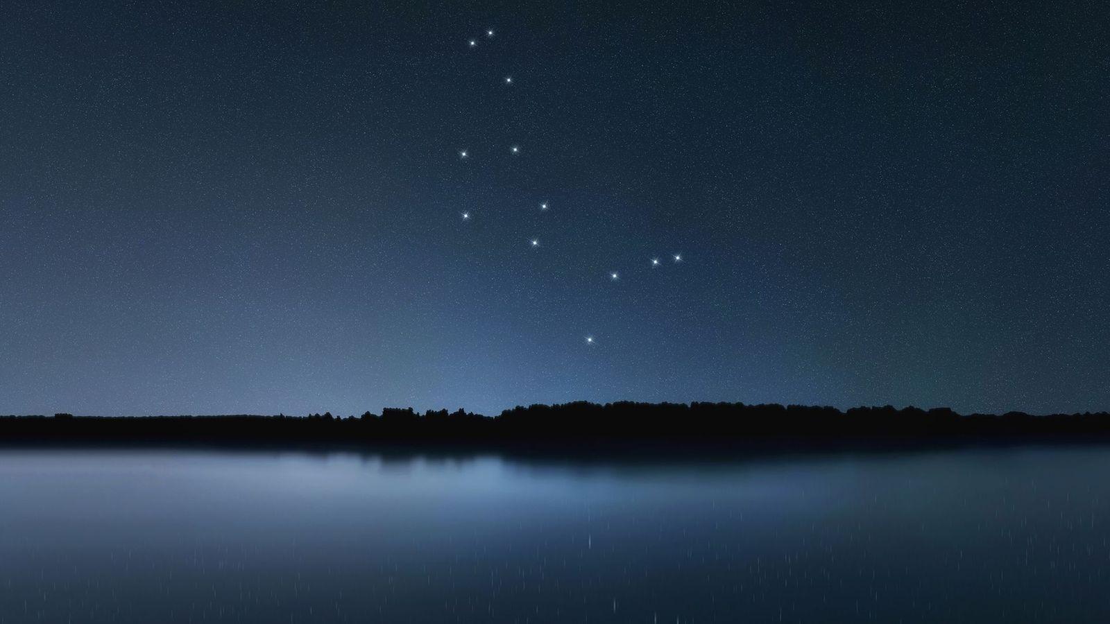 Céu de estrelas acima de rio