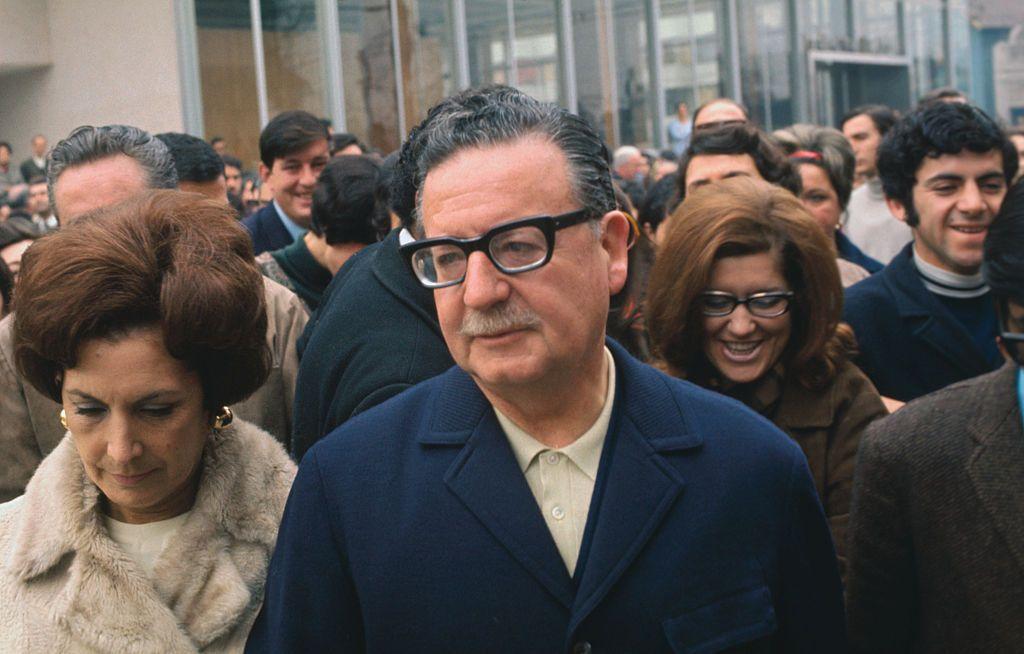 Salvador Allende à frente de multidão