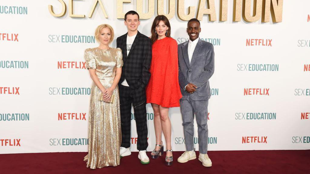 Anderson con los protagonistas de "Sex Education"