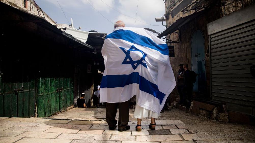 شخص يلف جسده بعلم إسرائيل