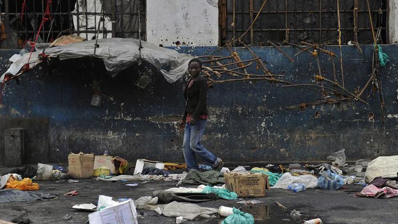 Una mujer camina entre basura junto a la cárcel de Muzenze, en Goma.  Foto de 2012.