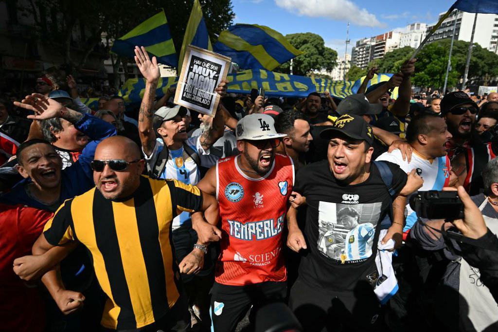 Hinchas de fútbol en la marcha de los jubilados del miércoles 12 de marzo