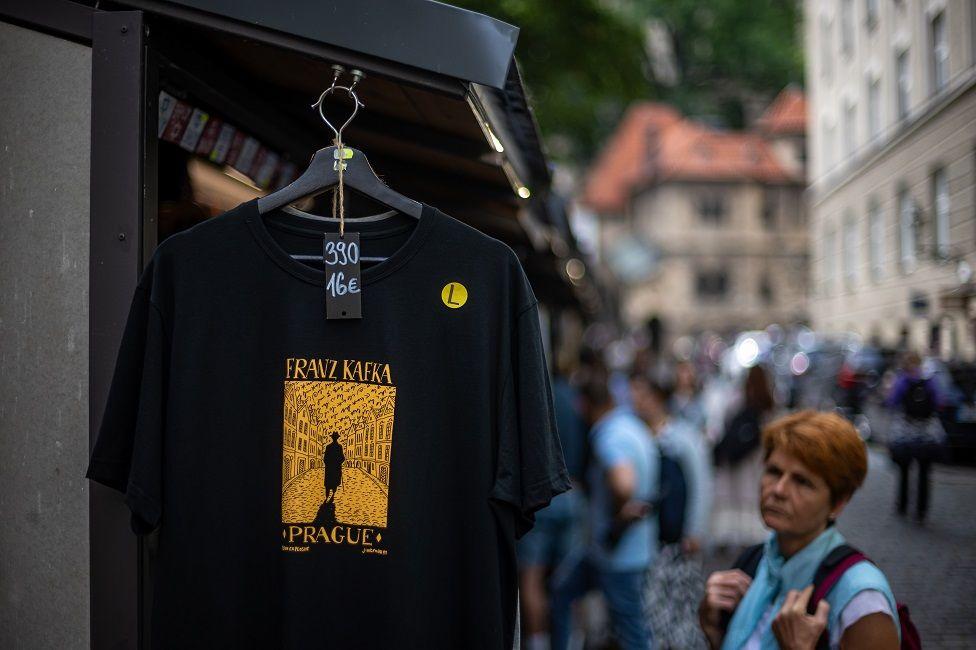Una camisa colgando de una tienda que dice: Kafka. Praga