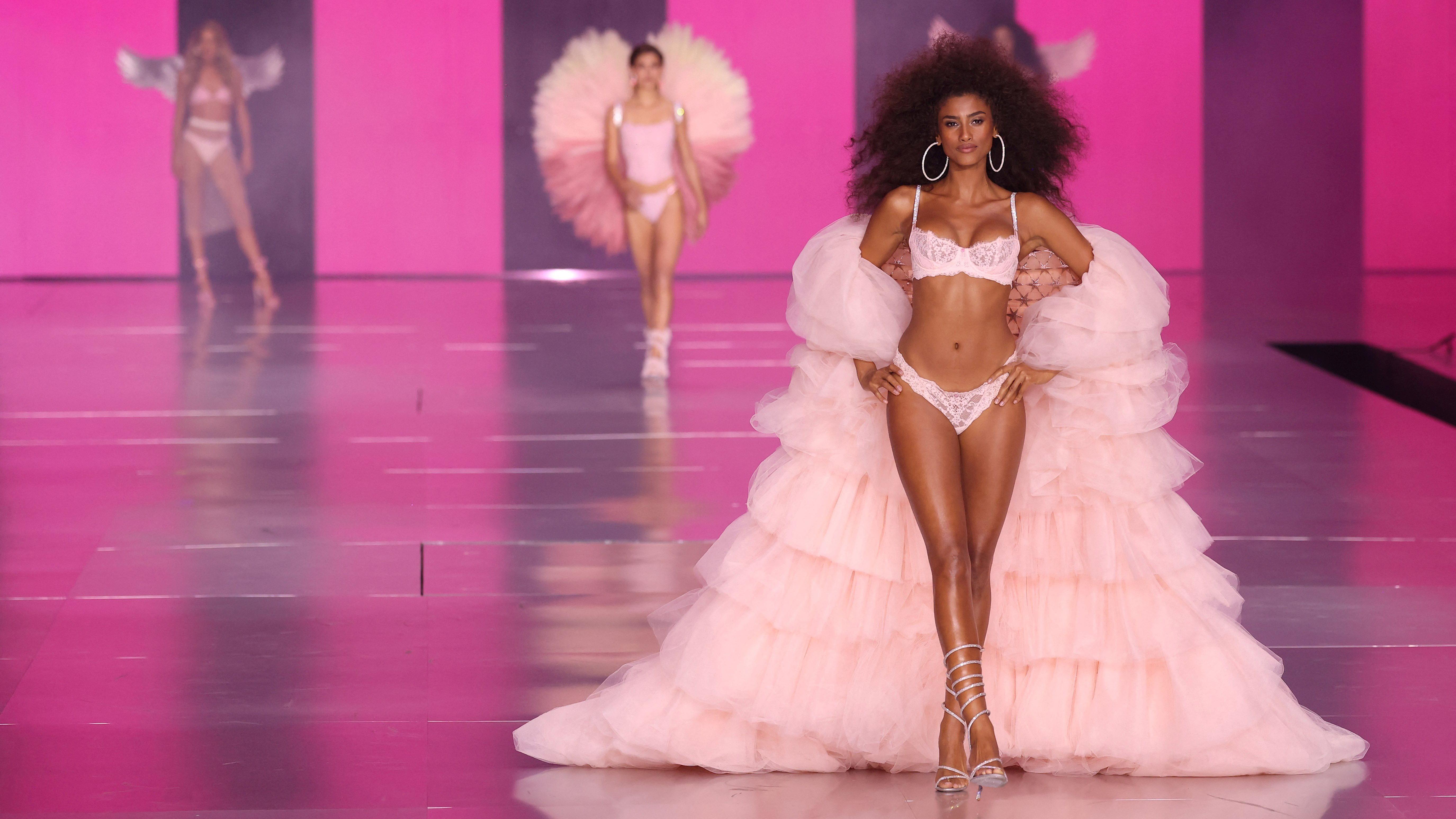 A modelo Imaan Hammam desfila durante o Victoria's Secret Fashion Show em outubro de 2024