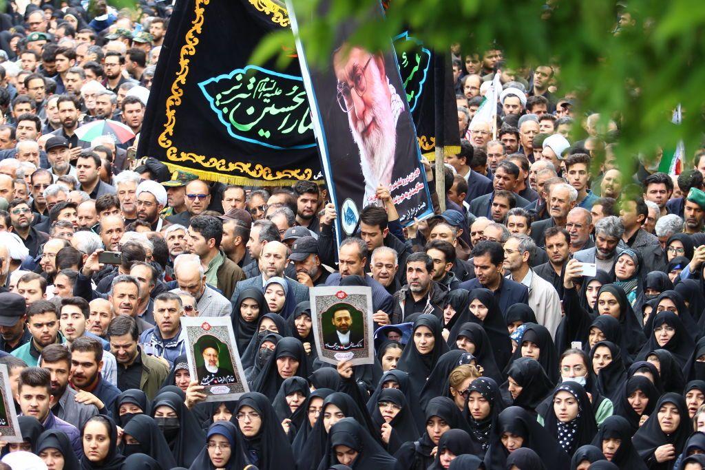 Miles de personas en Teherán despiden Raisi