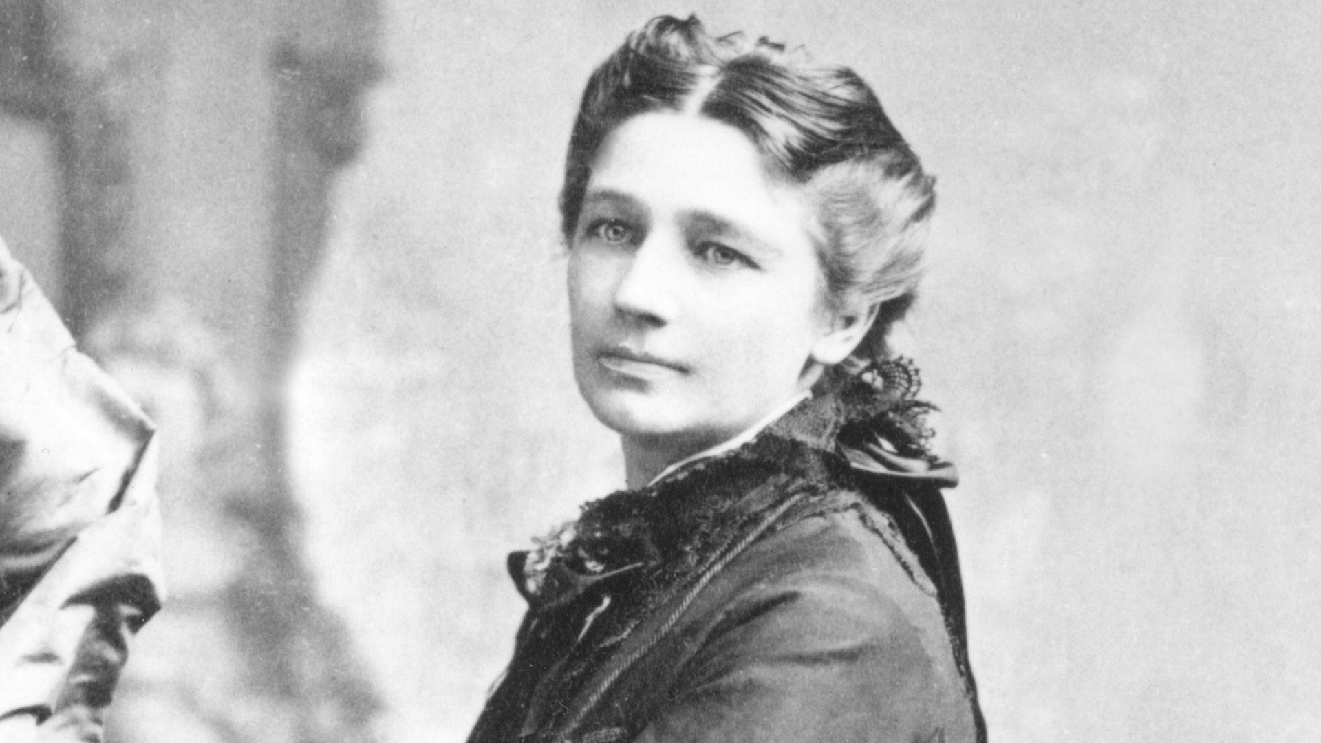 Foto en blanco y negro de Victoria Woodhull con el cabello recogido mirando levemente a un lado