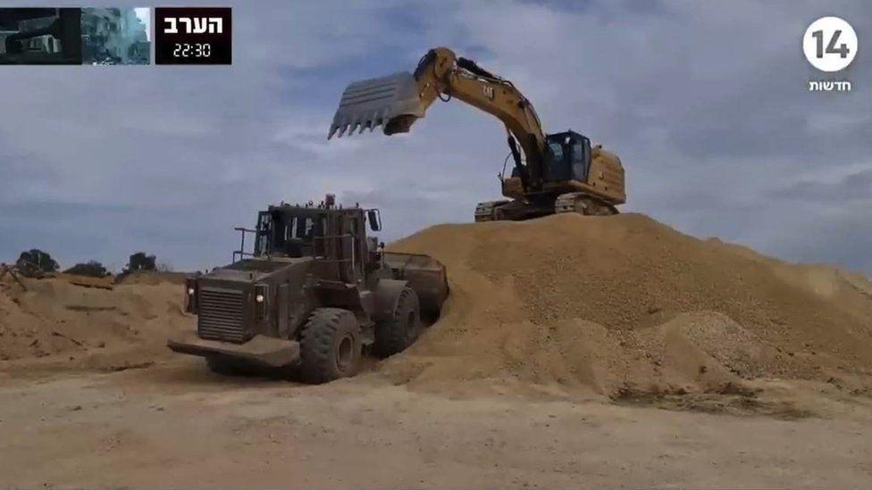 Gazze'de bir kepçe ve bir kamyon