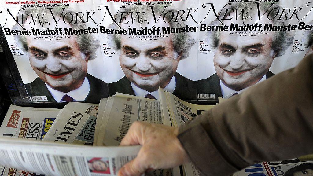 Revistas New York con Madoff como el Joker de Batman en un stand de prensa.